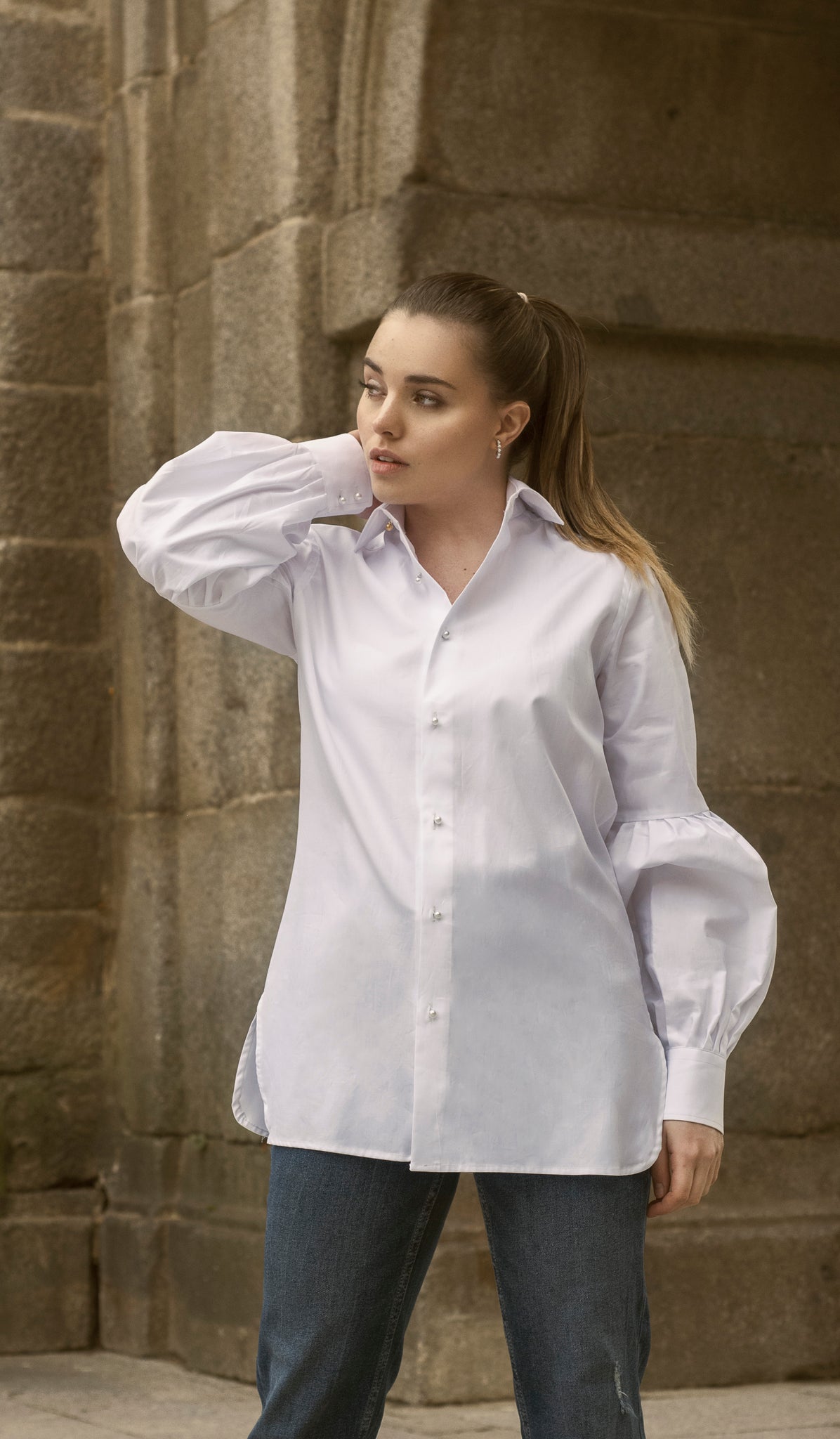 La Camisa Blanca: El Must-Have Imprescindible en Todo Armario de Moda